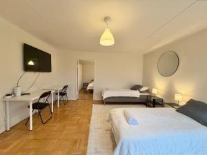 Workers Apartment - 2 BR - 4 Beds - Near Volvo - Parking