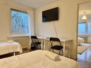 Workers Apartment - 2 BR - 4 Beds - Near Volvo - Parking
