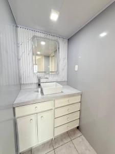 Cómodo apartamento en Lechería con vista al mar