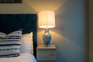 Leeds - City Meets Nature - Riverside - Sleeps 8 - Balcony