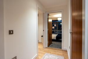 Leeds - City Meets Nature - Riverside - Sleeps 8 - Balcony