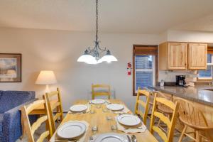 Woodsy Winter Park Condo with Pool and Hot Tub Access