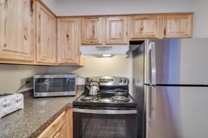 3 Mi to Skiing Walkable Dtwn Winter Park Condo!