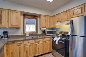 Walk to Ski Shuttle! Ideal Winter Park Basecamp