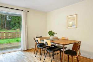 Redmond Pet friendly Home in 2 Acres Horse Barn