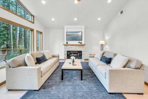 Tahoe City Retreat - Creekside Deck & Hot Tub