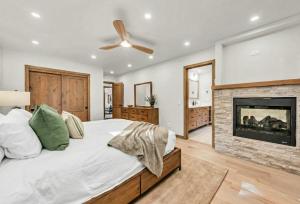 Tahoe City Retreat - Creekside Deck & Hot Tub