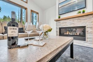 Tahoe City Retreat - Creekside Deck & Hot Tub