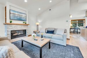 Tahoe City Retreat - Creekside Deck & Hot Tub