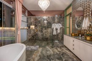 Luxury house, heated pool and Turkish bath Laurels!