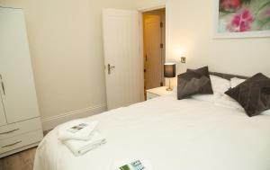 Seaview Apartments - 30 Marine Parade, Harwich - Perfect for business & long term stays