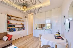 GRAND HÔTEL Golden Square 3 min to Beach Green Corridor View AC