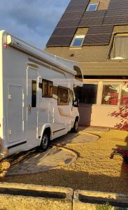 Camper max 5p, unique experience, terras, central Belgium