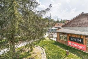 Stylish Downtown Loft: Restaurants • Shops • Train