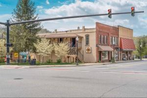 All Aboard Stylish Downtown Loft, Walk to Restaurants, Shops, Train