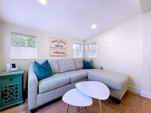 Get A Wave From Itin this 1 bed 1 bath with pvt lanai
