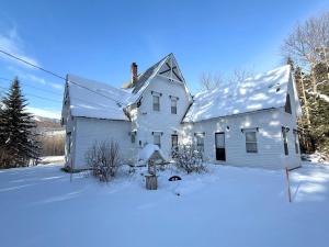 Historical Gingerbread House in Bretton Woods with Direct Slope Views!