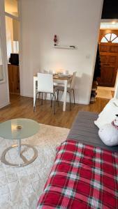 Colourful & Comfy Studio Flat