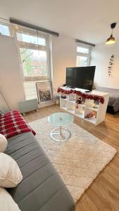Colourful & Comfy Studio Flat