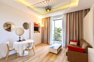 GRAND HÔTEL Golden Square 3 min to Beach Green Corridor View AC