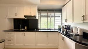 Palace - Spacious 1 bedroom Condo with shared Pool