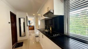 Palace - Spacious 1 bedroom Condo with shared Pool