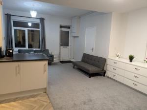 Modern One Bedroom Flat With Garden