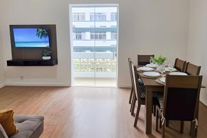 Varanda ensolarada a alguns passos do mar