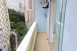 Varanda ensolarada a alguns passos do mar