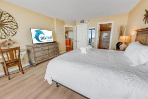 Amazing Oceanfront condo w pools & hot tub access