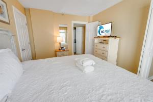 Amazing Oceanfront condo w pools & hot tub access