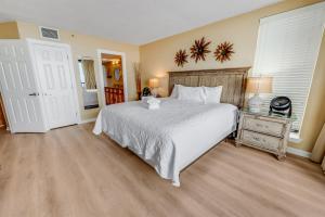 Amazing Oceanfront condo w pools & hot tub access