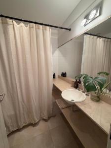 Alquiler temporal con cochera privada zona centro