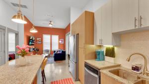 1B1B LUX 1st Flr Apt-2min to TCU+King Bed+Pool+Gym