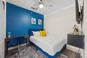Studio with Patio, Pool, Gym, Parking & Queen Bed