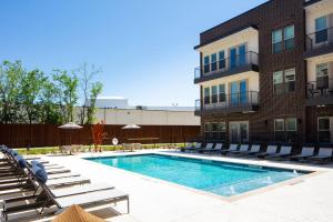 Studio with Patio, Pool, Gym, Parking & Queen Bed
