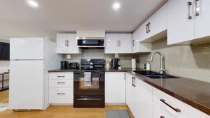 Cozy Basement Apartment for 4 - Near Cafes & Parks