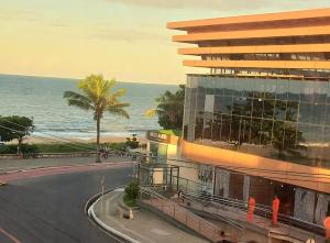 Beira Mar e Frente ao Shopping com Vista Mar e Piscina