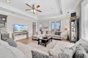 Tuxedo Flats by GSVR - Beachside with Dual Living Areas & Backyard with Pools - FREE Activities and Golf