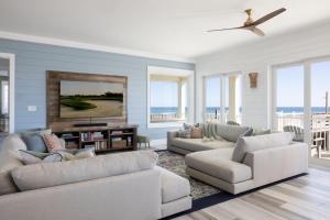 Southern Holiday by GSVR - Luxurious Beachfront Home with Private Pool - FREE Activities and Golf