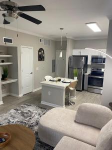Bright & Stylish 1BR Minutes to The Woodlands