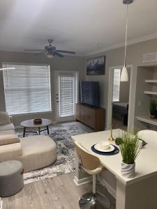 Bright & Stylish 1BR Minutes to The Woodlands