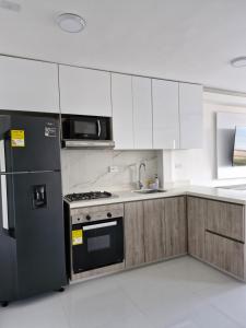 Alojamiento Nuevo en Piso 24 con WiFi Rápido y Vista al Mar, Cerca al Centro Histórico