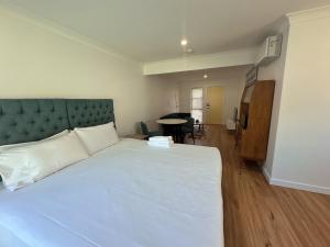 Spacious Homelike King Studio Retreat in Roseville