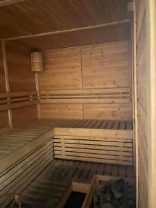 Bayfront Suite near Airport, MOA, PICC, Star City, OKADA With Fast WIFI & Netflix Free Pool Access