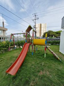 Alojamiento Nuevo en Piso 24 con WiFi Rápido y Vista al Mar, Cerca al Centro Histórico