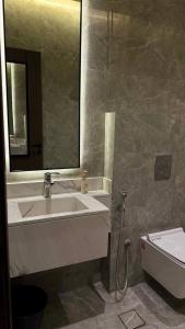 استديو انيق هادى بجلسة جانبية