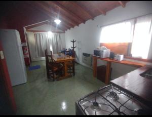 cabaña refugio junto al cerro