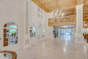 Palm Beach Condo 5 Mins to Beach Heated Pool