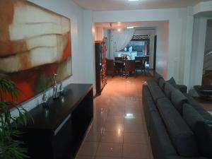 Sobrado luxuoso próximo ao vaca brava